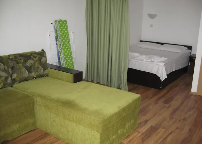 Chateau Aheloy פומורי