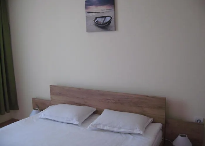 Chateau Aheloy פומורי